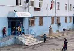 Öfkeli veli, öğrencilerin gözü önünde öğretmeni darp etti