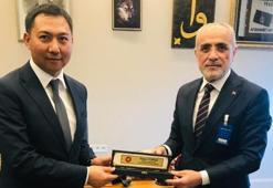 Kırgızistan Kültür Bakanından Başdanışman Topçu'ya ziyaret