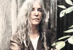 Patti Smith yeniden mikrofon başında
