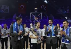 Kadınlar Basketbol Süper Ligi’ne yükselen Emlak Konut Spor Kulübü kupasını Bakan Kurum'dan aldı