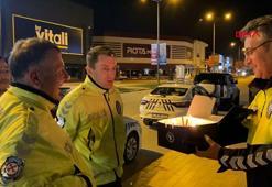 İnegöl'de trafik denetimi yapan polis ekiplerine pastalı kutlama