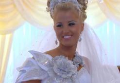 Evlilik kararı ülkede gündem oldu! Etrafında 73 adam vardı