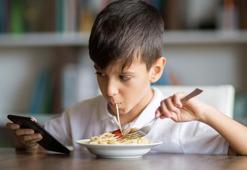 Yemek yerken Youtube ya da TikTok izliyorsa dikkat! 10 yıl içinde tamamen değiştirebilir