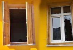 Aç kalan ayılar yayladaki evleri talan etti