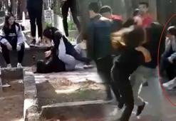 Mezarlıkla saç saça baş başa kavga! Çekirdek yiyerek izlediler