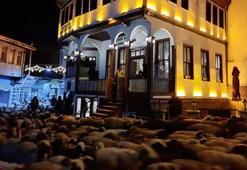 Şehir merkezinden geçen koyun sürüsü ilginç görüntüler oluşturdu