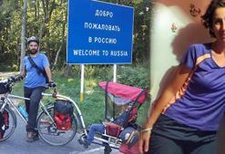 Bisikletle gezen Türk aile hayatının şokunu yaşadı! 'Kendimizi Rusya'da askeri üste bulduk!'