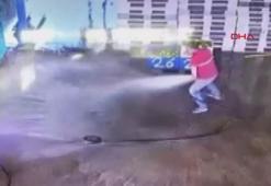 Arkadaşı basıncı artırınca hortumla temizlik yapan işçi zor anlar yaşadı