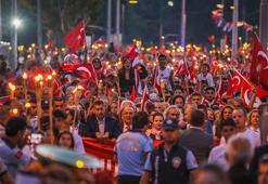 Antalya'dan renkli görüntüler! Binlerce kişi fener alayında yürüdü