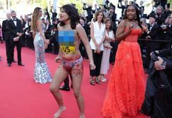 Kırmızı halıda soyunarak Rusya'yı protesto etti
