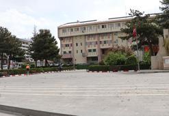 Van'da Vali Ozan Balcı, valilik önündeki bariyerleri kaldırttı