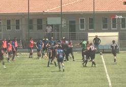 Amatör maçta önce tekmeler sonra kartlar havada uçuştu!