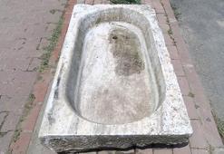 Büyükada'da çaldıkları tarihi üzüm teknesini bahçeye bıraktılar