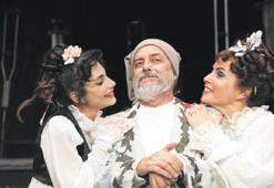 Harbiye Açıkhava’da tiyatro keyfi sürüyor