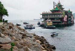 Hong Kong'un simgelerinden, yüzen restoran Jumbo battı