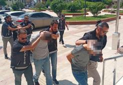 Kovalamacada yere döktükleri 1 kilo uyuşturucu ile yakalandılar