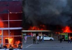 Son dakika: Rusya Kremençuk'ta bir AVM'yi vurdu!