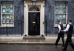 Bakanlardan '10 Numara'ya çıkarma! Johnson'a istifa baskısı