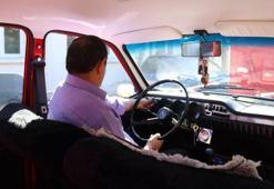 1975 model otomobiline çocuğu gibi bakıyor