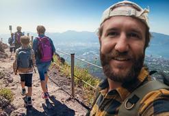 Selfie çekerken yanardağa düşen turist! Arkadaşları bakakaldı