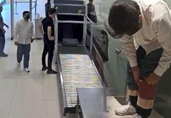 Yolcunun bacaklarına sarılı 50 cep telefonu ele geçirildi