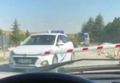 Sürücü kursu araçlarının hemzemin geçitten bariyer kapalı iken geçişleri 'pes' dedirtti