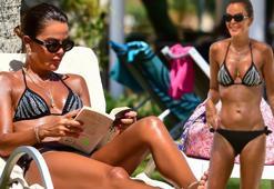 Özlem Yıldız plajda güneşlenirken kitap okudu