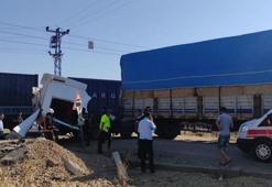 Yük treni, hemzemin geçitte TIR'a çarptı: 1 yaralı