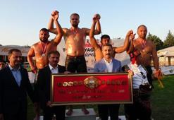 Tokat’ta yağlı güreşlerin şampiyonu Hüseyin Gümüşalan oldu
