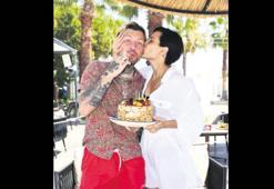 Eşinin başarısını kutladı