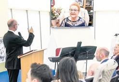 Ölen kişiyle, cenaze töreninde sohbet