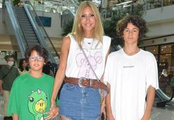 Çağla Şıkel oğullarıyla alışverişte