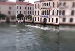 Venedik’teki Büyük Kanal’da iki kişi sörf yaptı