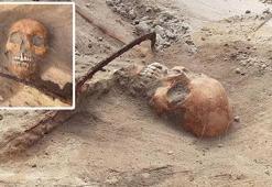 Kadın vampir keşfi dehşete düşürdü... Boğazında orakla yere çivilenmiş halde bulundu!