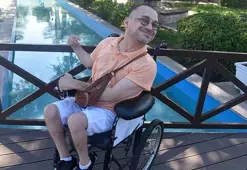 Christy Brown'u örnek aldı, sol eliyle senaryo yazıyor