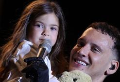 Edis'ten sahnede doğum günü sürprizi