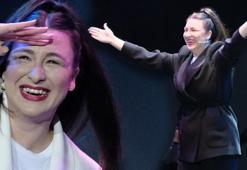 Yasemin Sakallıoğlu’ndan yağmur altında stand-up