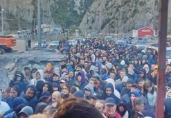 Rusya-Gürcistan sınırında yoğunluk! Akın akın geliyorlar