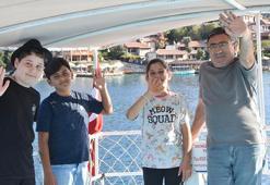 Okul için her gün 20 mil deniz, 6 kilometre kara yolculuğu yapıyorlar