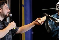 Ekin Uzunlar'a telefon imzalattılar