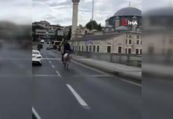 Atatürk Köprüsü'nden atla geçti