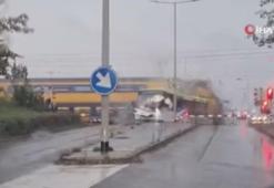 Hemzemin geçitte trenin çarptığı otobüs ikiye bölündü