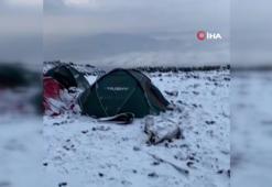 Zirveye çıkmak isteyen dağcılara fırtına engeli