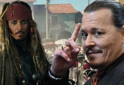 Johnny Depp&#x27;ten hayranına jest! &#x27;Kaptan Jack Sparrow&#x27; karakterine büründü