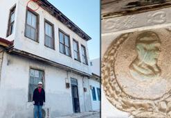 Restore edilen Atatürk portresi önünde 'Cumhuriyet'e sevgi' meşalesi yaktı