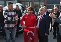 Dünya ikincisi Ahmet Duman'a coşkulu karşılama