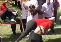 Liseli kızlar yumruk yumruğa kavga etti, arkadaşları gülerek izledi