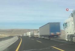 Çıldır-Aktaş Gümrük Kapısı'nda TIR kuyruğu devam ediyor