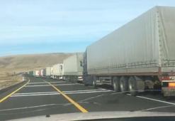 Çıldır-Aktaş Gümrük Kapısı'nda TIR kuyruğu bitmiyor