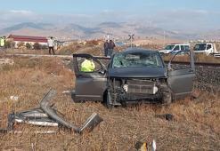 Afyonkarahisar'da tren, hemzemin geçitte minibüse çarptı: 2 yaralı